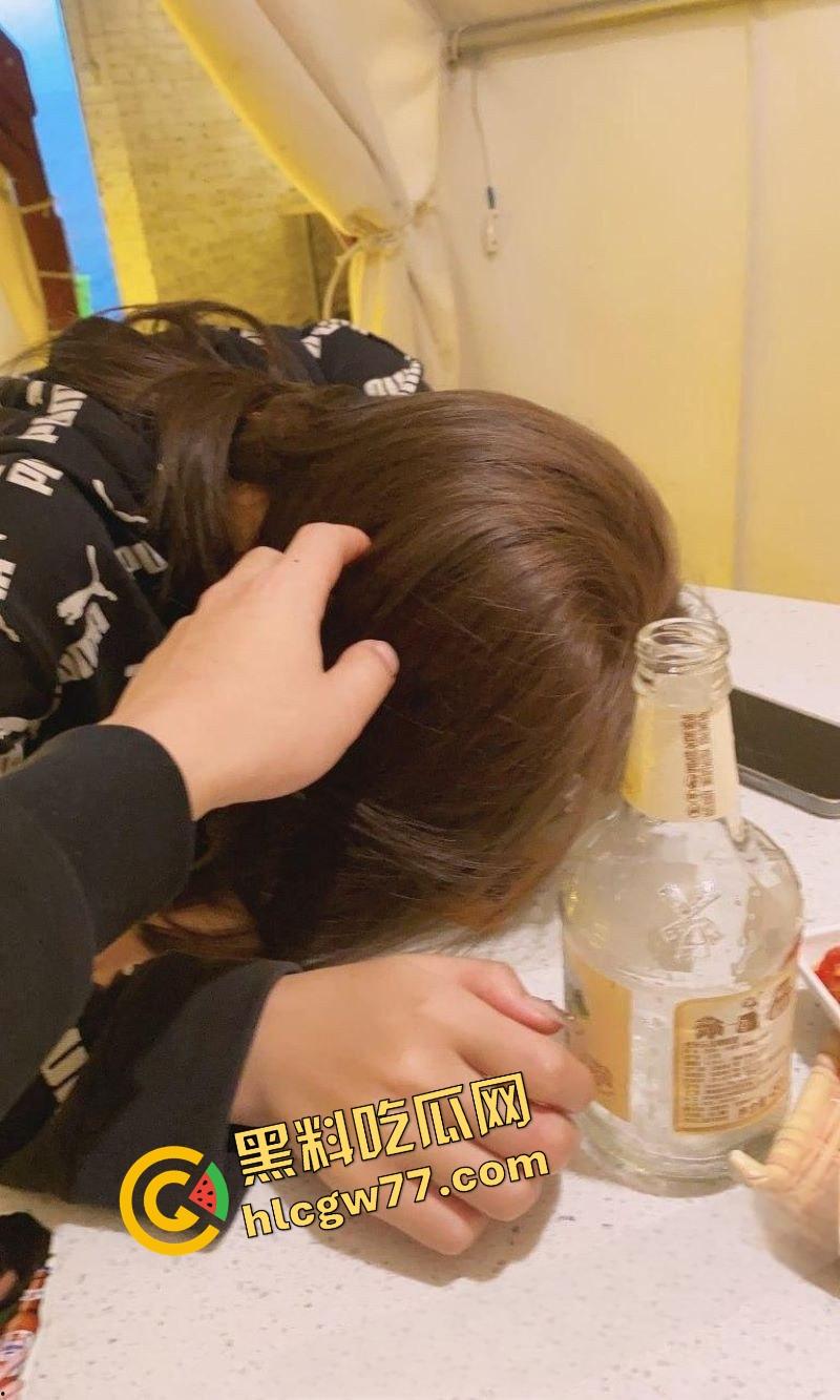 猥琐老板设计迷奸美女职员 灌酒下药趁机侵犯 各种姿势无套爆操 事后赔钱了事 聊天记录曝光!-11