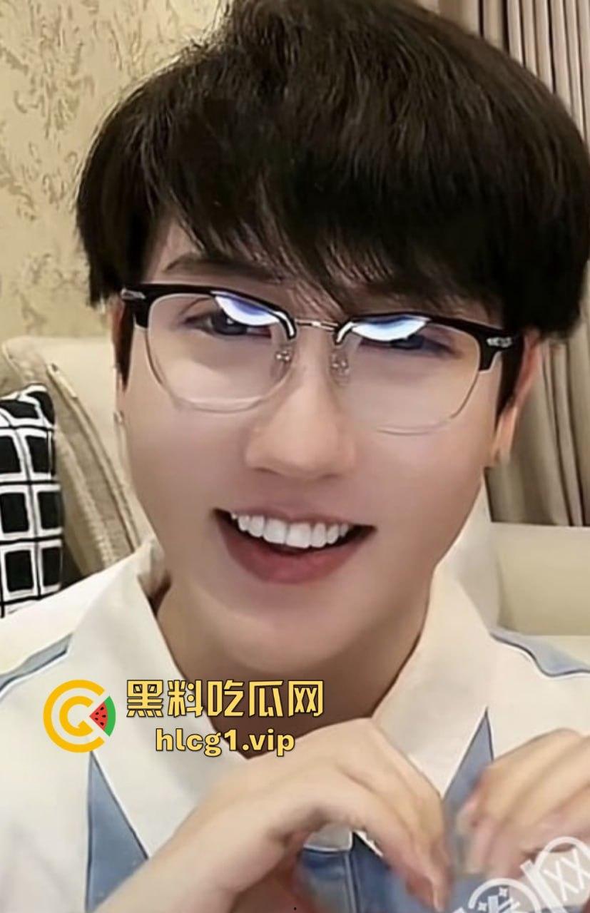 网红蛇精男刘梓晨热搜酒店激情视频曝光,与美女比拼叫床,塌房事件真相大白!-8