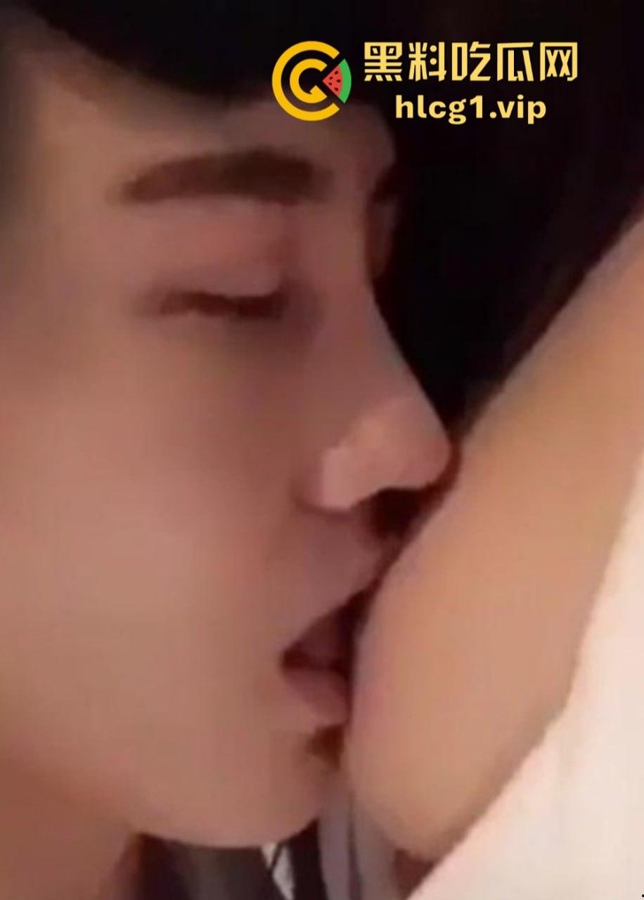 网红蛇精男刘梓晨热搜酒店激情视频曝光,与美女比拼叫床,塌房事件真相大白!-11