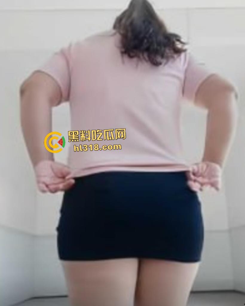 快手11.9万粉【微胖少妇】掰逼揉奶，肚子大得像个老孕妇，50岁老手自慰显露镜头敢自称少妇？-2