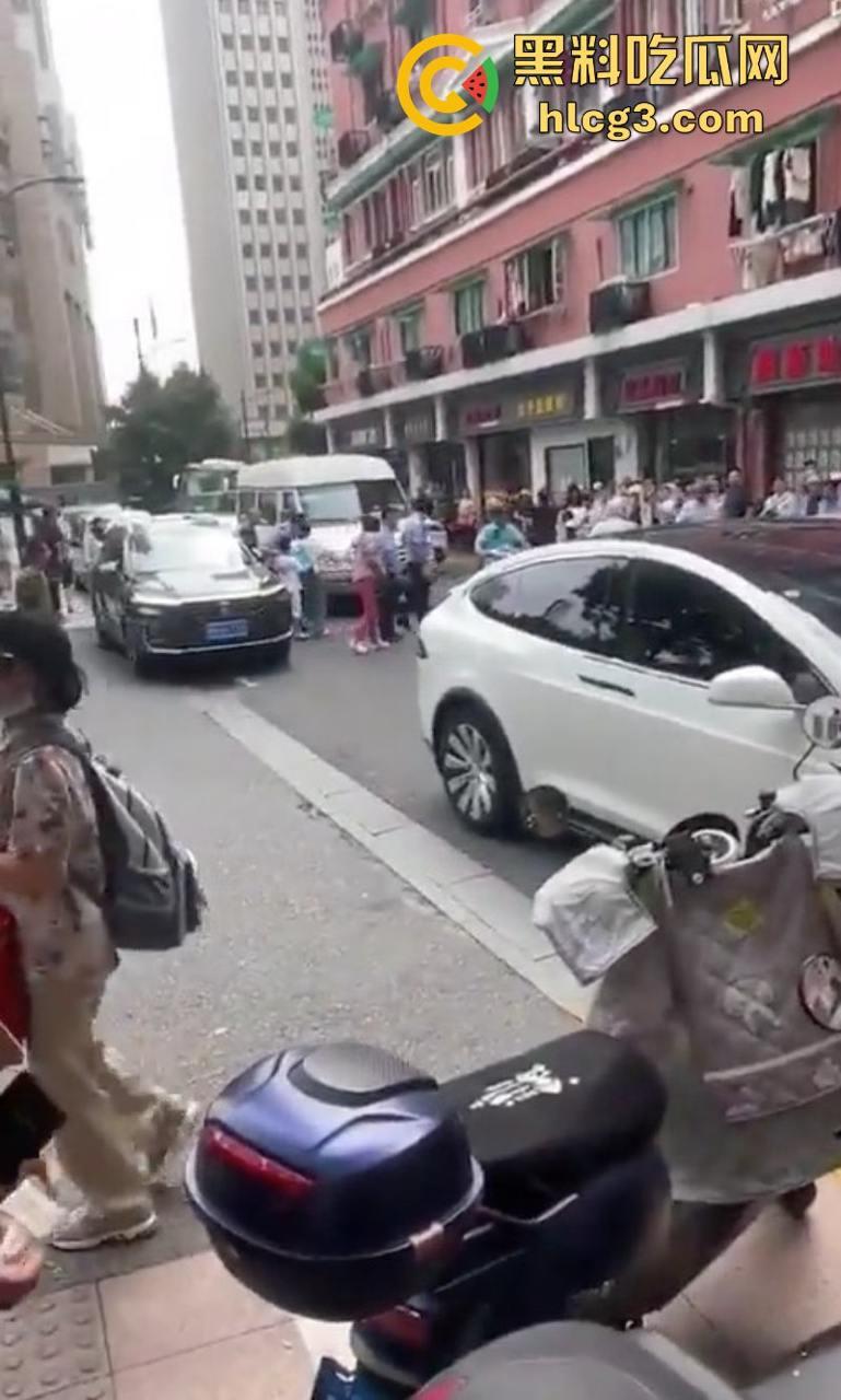 维权被关进大巴限制人身自由？上海海银财富投资人维权遭软禁被饿晕！-7