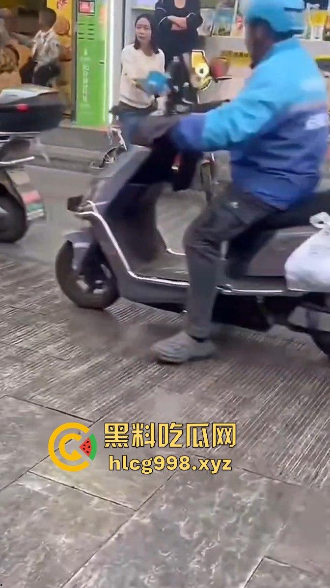 渭南小仙女外卖超时发疯大作!骑手成了无辜炮灰摔外卖不够,街头脱衣撒泼场面辣眼睛!-1