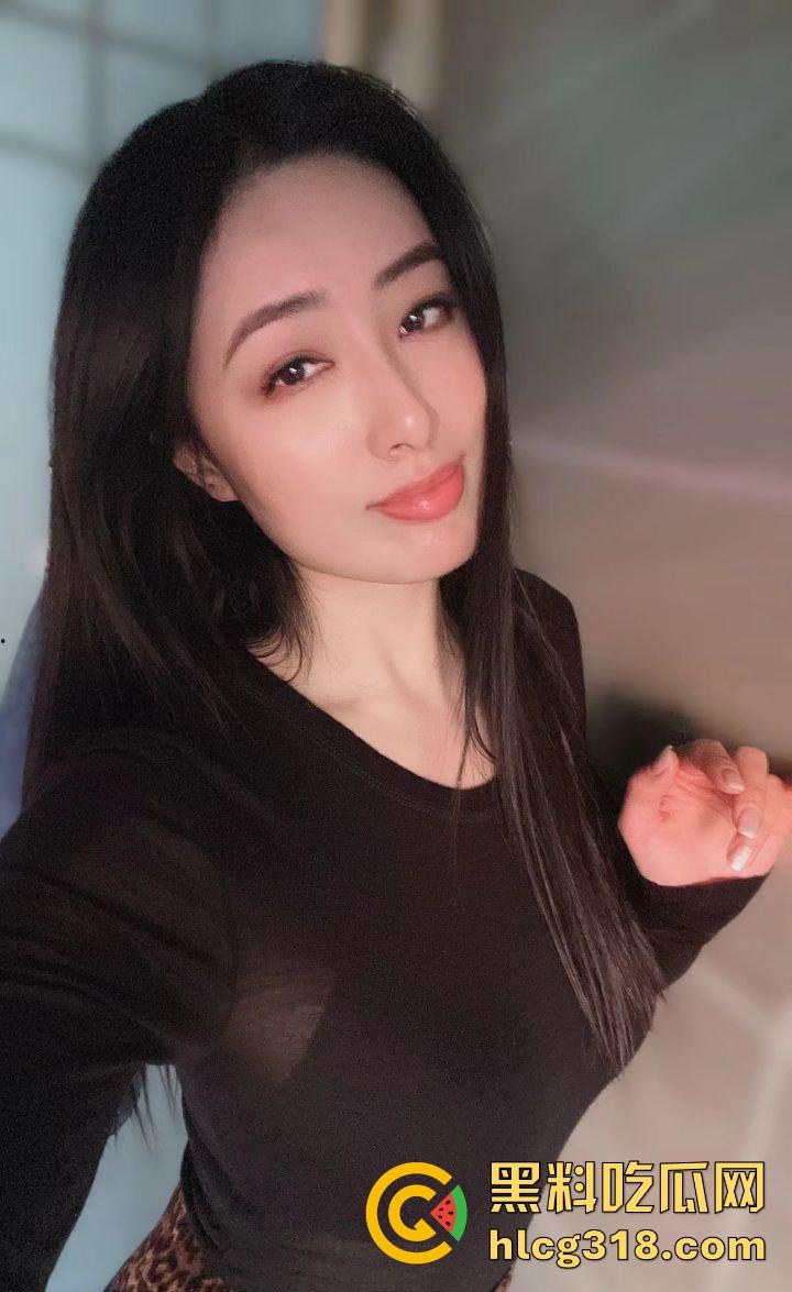 大爷宝刀未老开辟新赛道,虽然老屌略显疲态,但舌头风采依旧,埋头狂舔大妈老逼,淫水一泻千里!-1