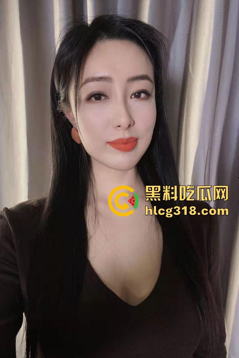 大爷宝刀未老开辟新赛道,虽然老屌略显疲态,但舌头风采依旧,埋头狂舔大妈老逼,淫水一泻千里!-2