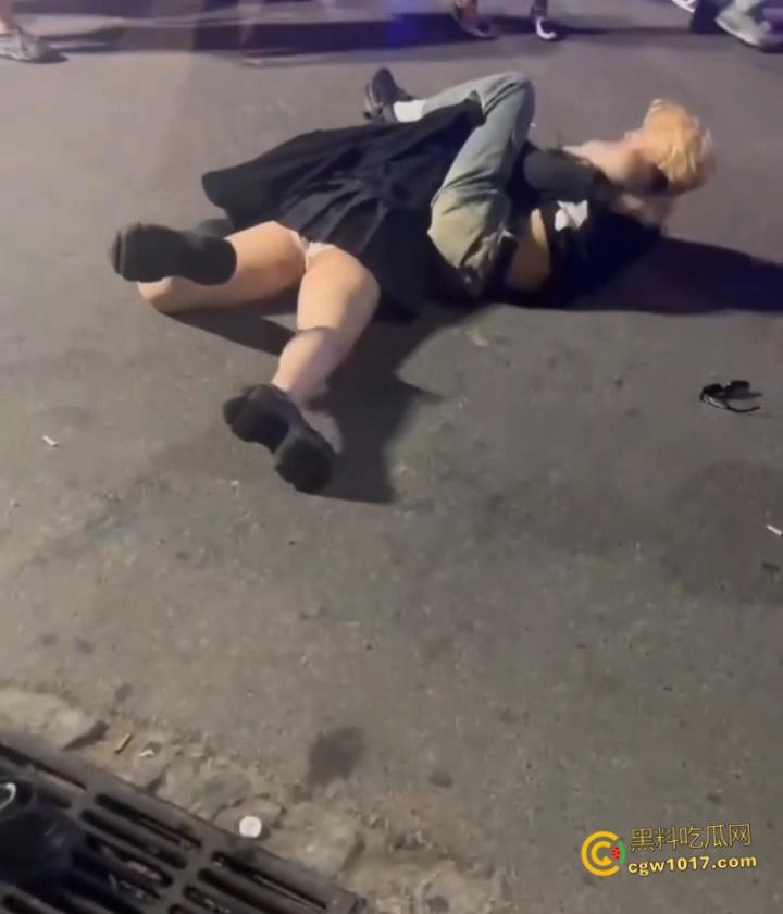 彪悍小仙女街头暴走,狂揍黄毛精神小伙,大白屁股极度辣眼,短裙外翻内裤都漏出来了,小伙被压在身下怀疑人生 !-4