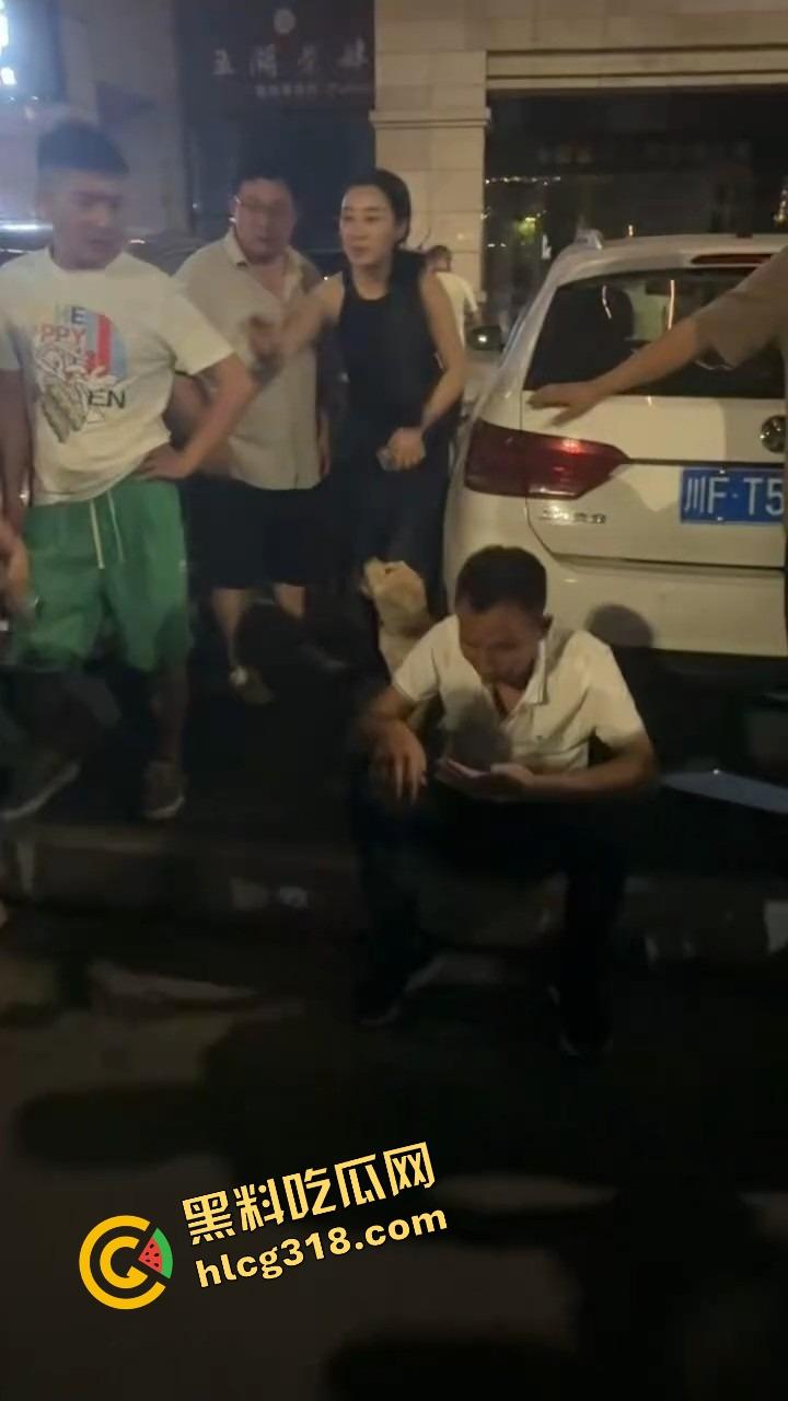 彭山老毕登抖音撩小妹妹,酒店门口被亲爹堵住一顿胖揍,老色胚当场趴窝,路人全程围观叫好!-4