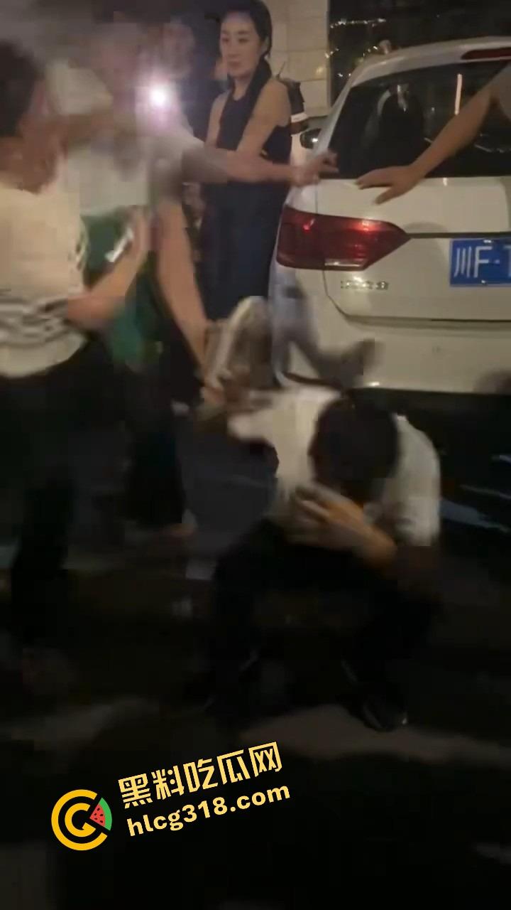 彭山老毕登抖音撩小妹妹,酒店门口被亲爹堵住一顿胖揍,老色胚当场趴窝,路人全程围观叫好!-7