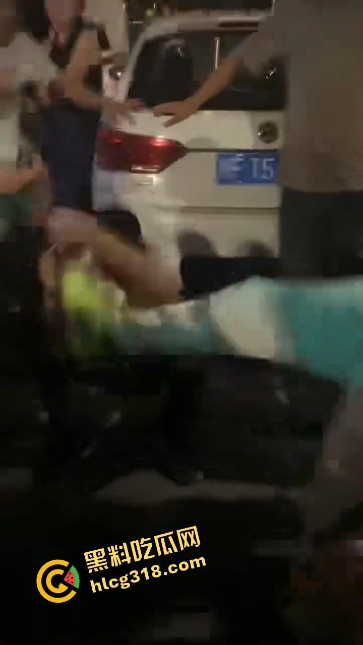 彭山老毕登抖音撩小妹妹,酒店门口被亲爹堵住一顿胖揍,老色胚当场趴窝,路人全程围观叫好!-8