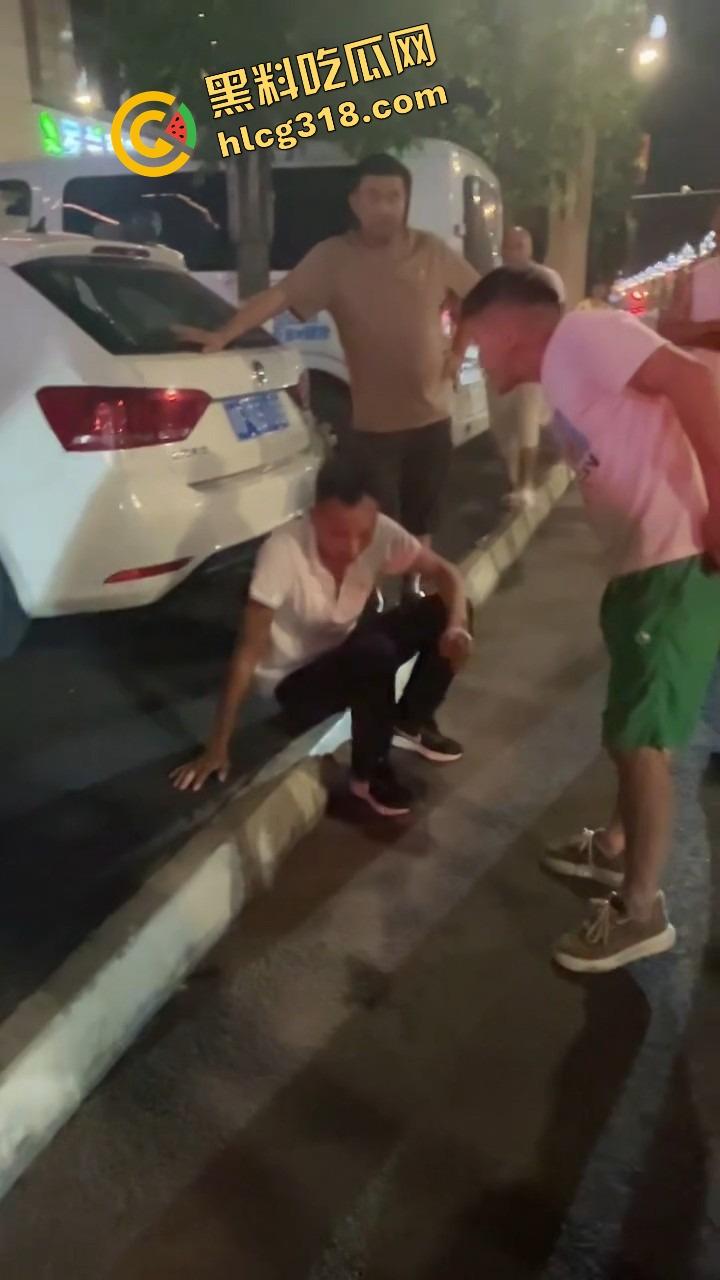 彭山老毕登抖音撩小妹妹,酒店门口被亲爹堵住一顿胖揍,老色胚当场趴窝,路人全程围观叫好!-11