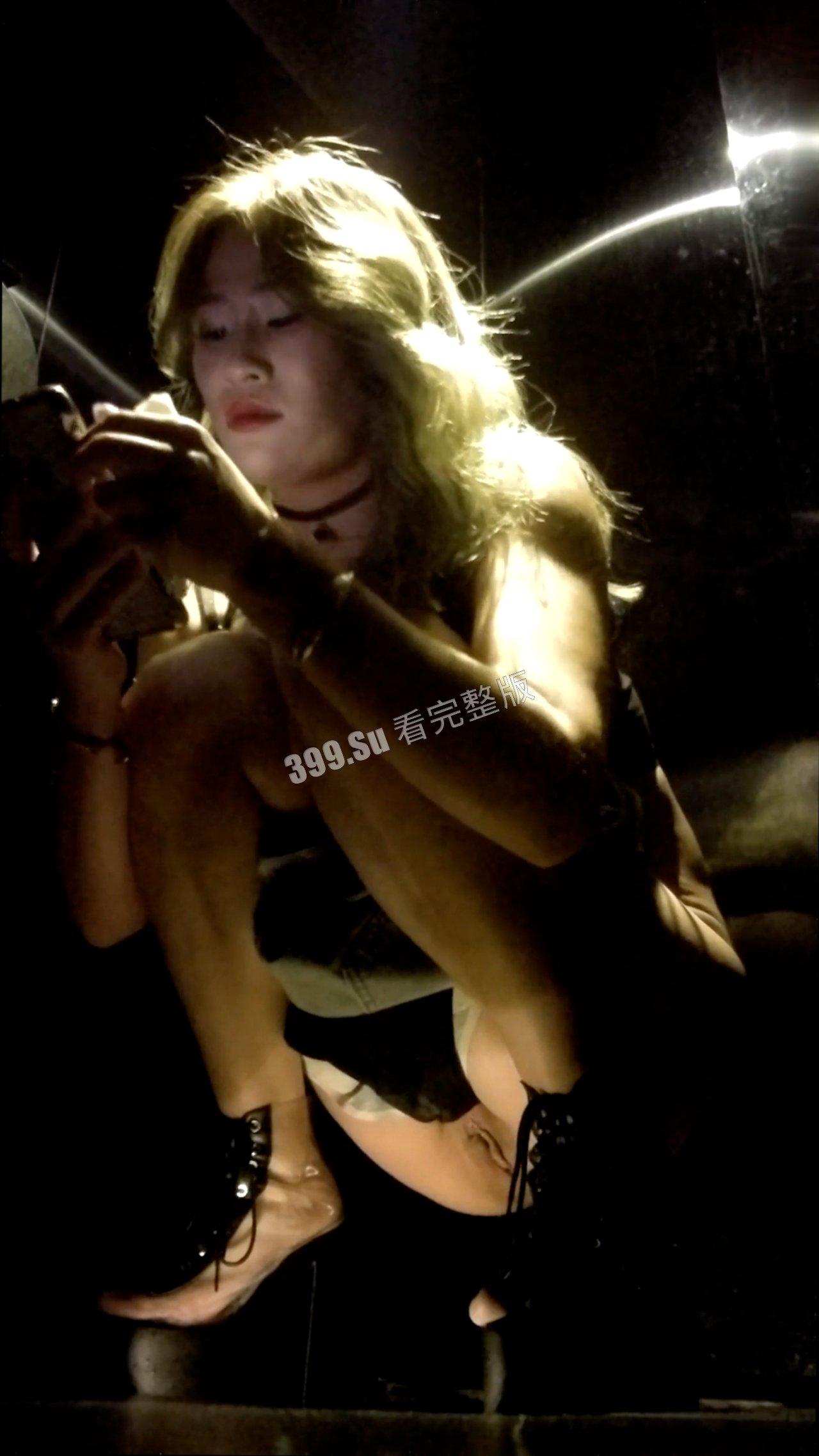 固定摄像头 全景偷拍几位高质量的夜总会妹子，办公室女主播和女澡堂代拍-6