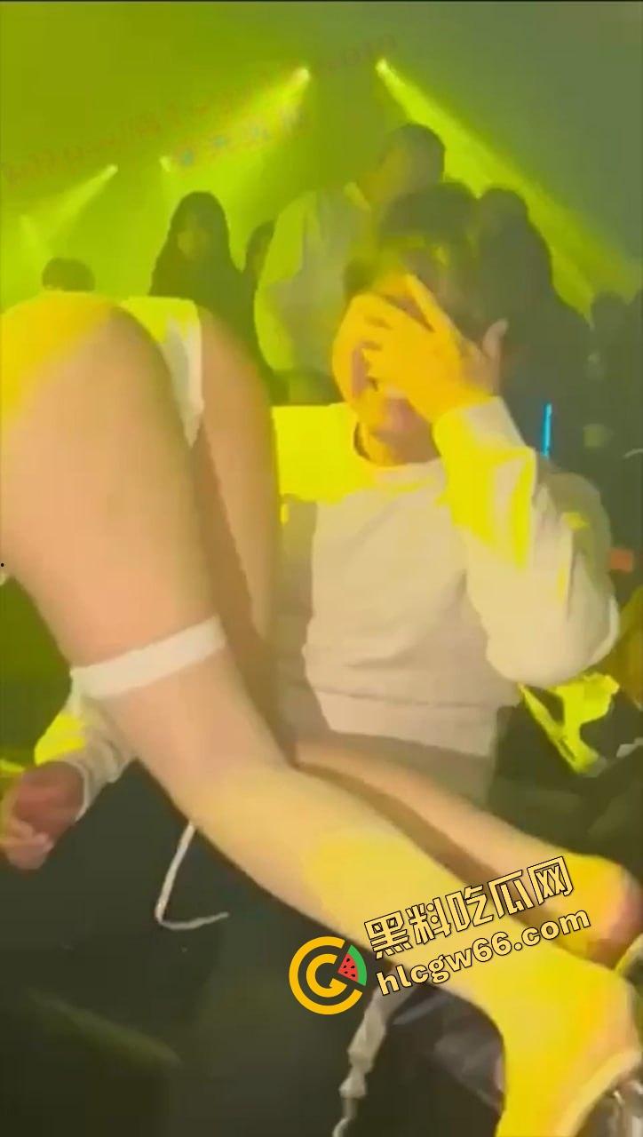 这才是男人该去的酒吧,骚舞女小妹当场撩胖子,白衣女神骑腿上嗦手指,老哥现场裤裆顶起火箭头!-10