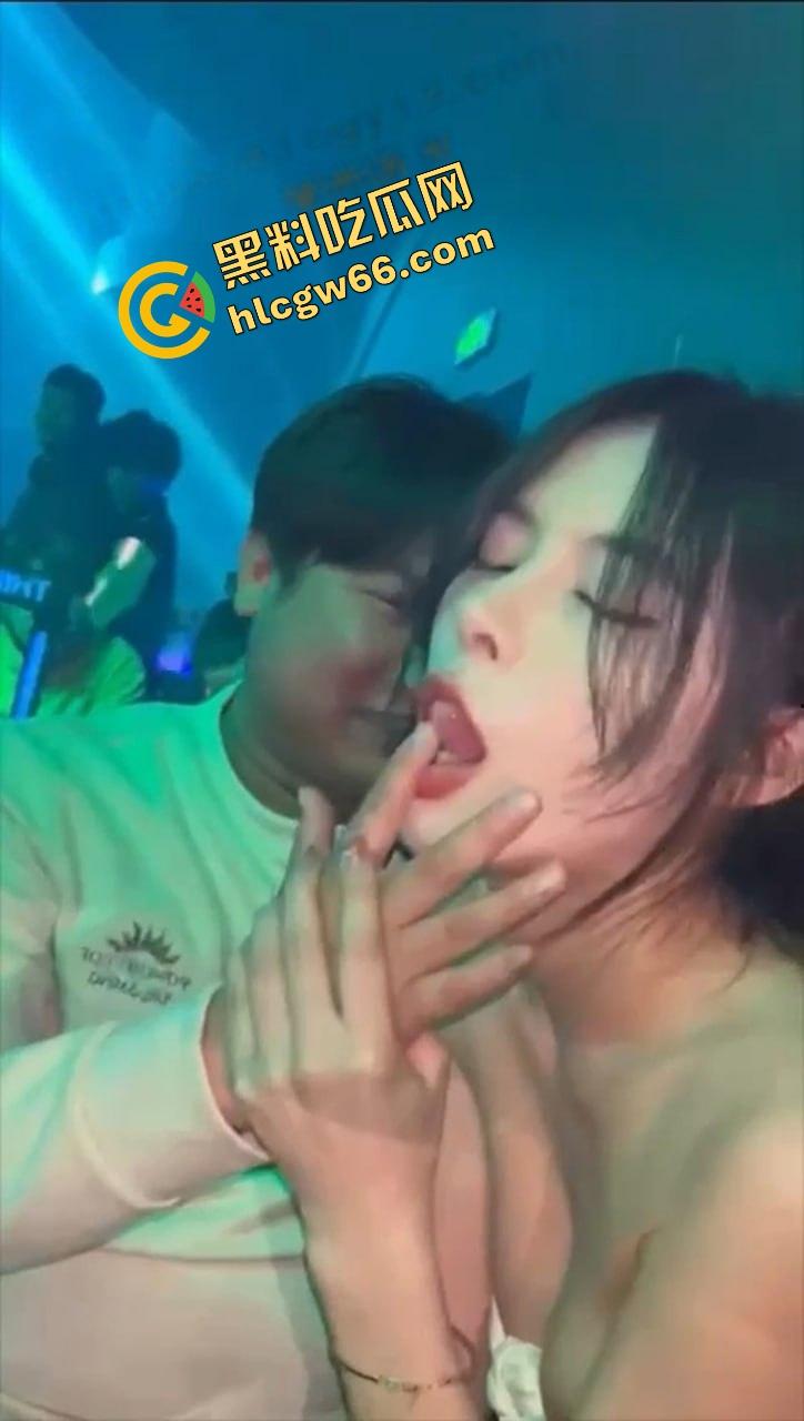 这才是男人该去的酒吧,骚舞女小妹当场撩胖子,白衣女神骑腿上嗦手指,老哥现场裤裆顶起火箭头!-13