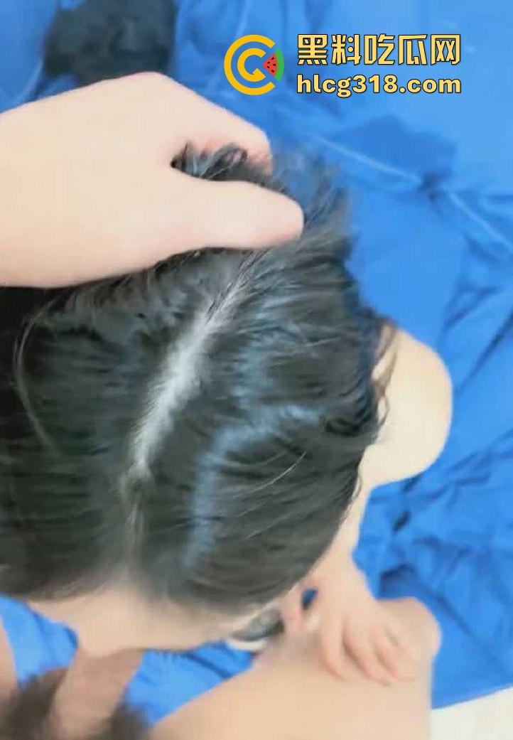 一王三后大混战，喝尿深喉后入吞精疯狂大乱搞，三位极品美女等待投喂，现场淫乱无比-3