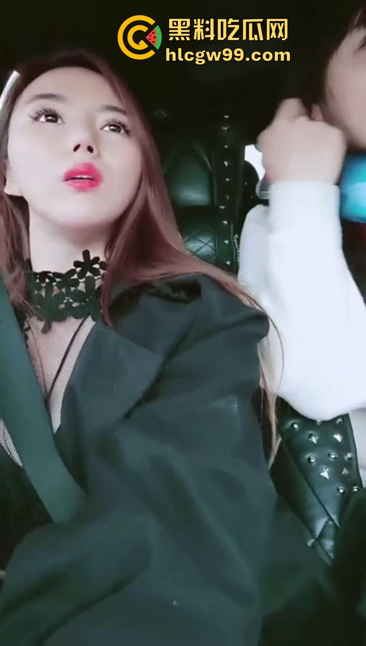 广西两少妇山头双飞局，野外垫子铺好直接开操，丁字裤勒小穴撩到炸，小哥怂归怂但带套有一手！-2