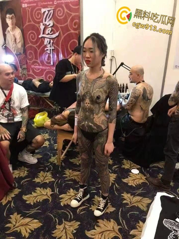 纹身展全裸欣赏纹身小妹,展现好女孩风采,创意胆大纹身设计,揭开艺术圈新星的独特魅力!-2