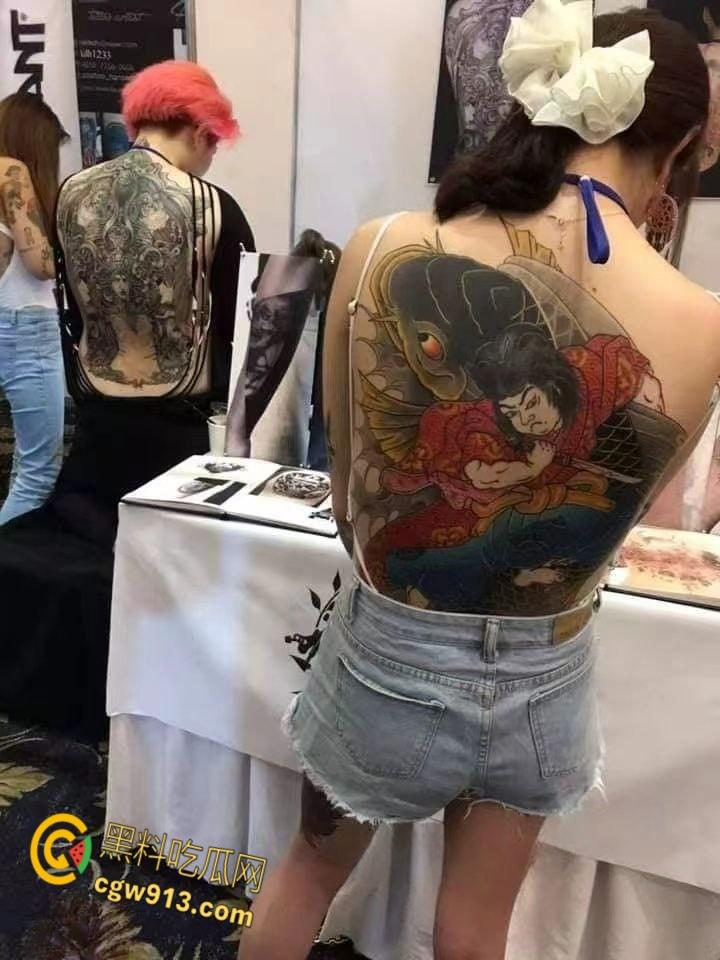 纹身展全裸欣赏纹身小妹,展现好女孩风采,创意胆大纹身设计,揭开艺术圈新星的独特魅力!-3