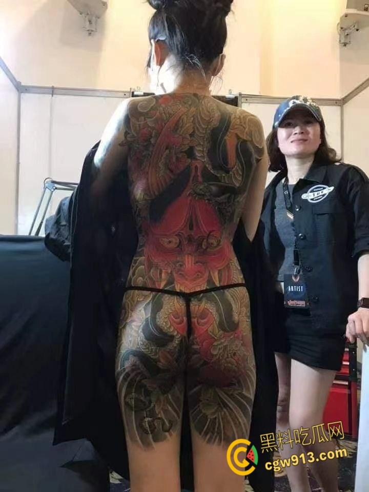 纹身展全裸欣赏纹身小妹,展现好女孩风采,创意胆大纹身设计,揭开艺术圈新星的独特魅力!-4