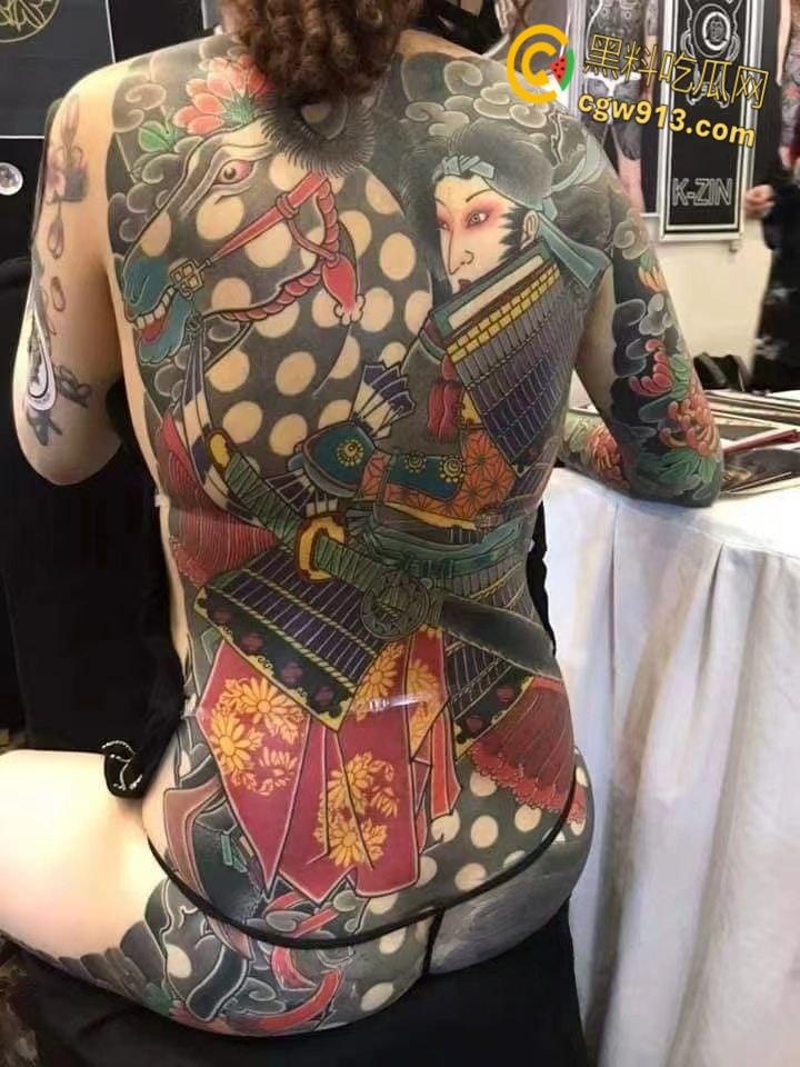 纹身展全裸欣赏纹身小妹,展现好女孩风采,创意胆大纹身设计,揭开艺术圈新星的独特魅力!-5