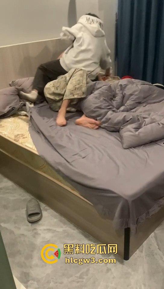 绿茶女炮台酒店开房偷吃带闺蜜围观！边炫泡面边看日逼大片，男友破门怒吼捉奸全程被录！-5