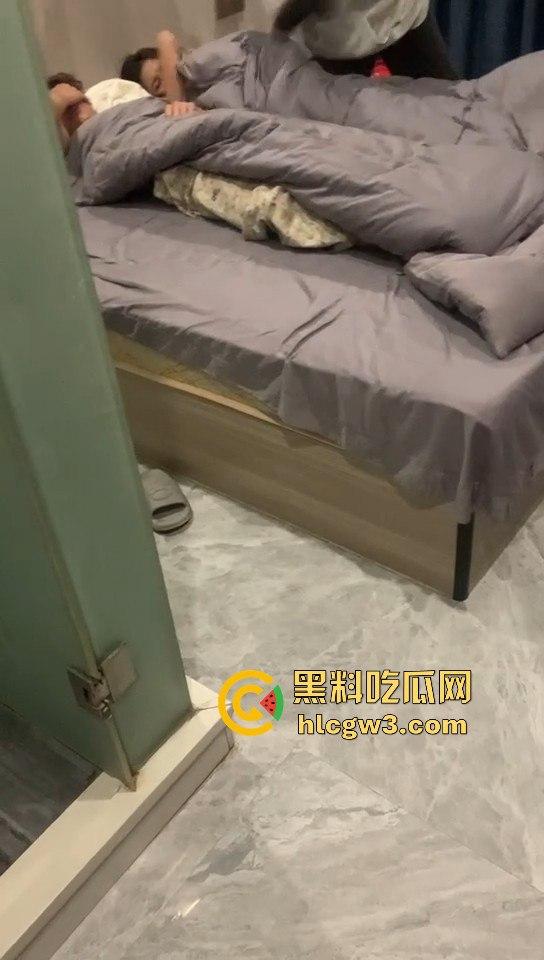 绿茶女炮台酒店开房偷吃带闺蜜围观！边炫泡面边看日逼大片，男友破门怒吼捉奸全程被录！-7