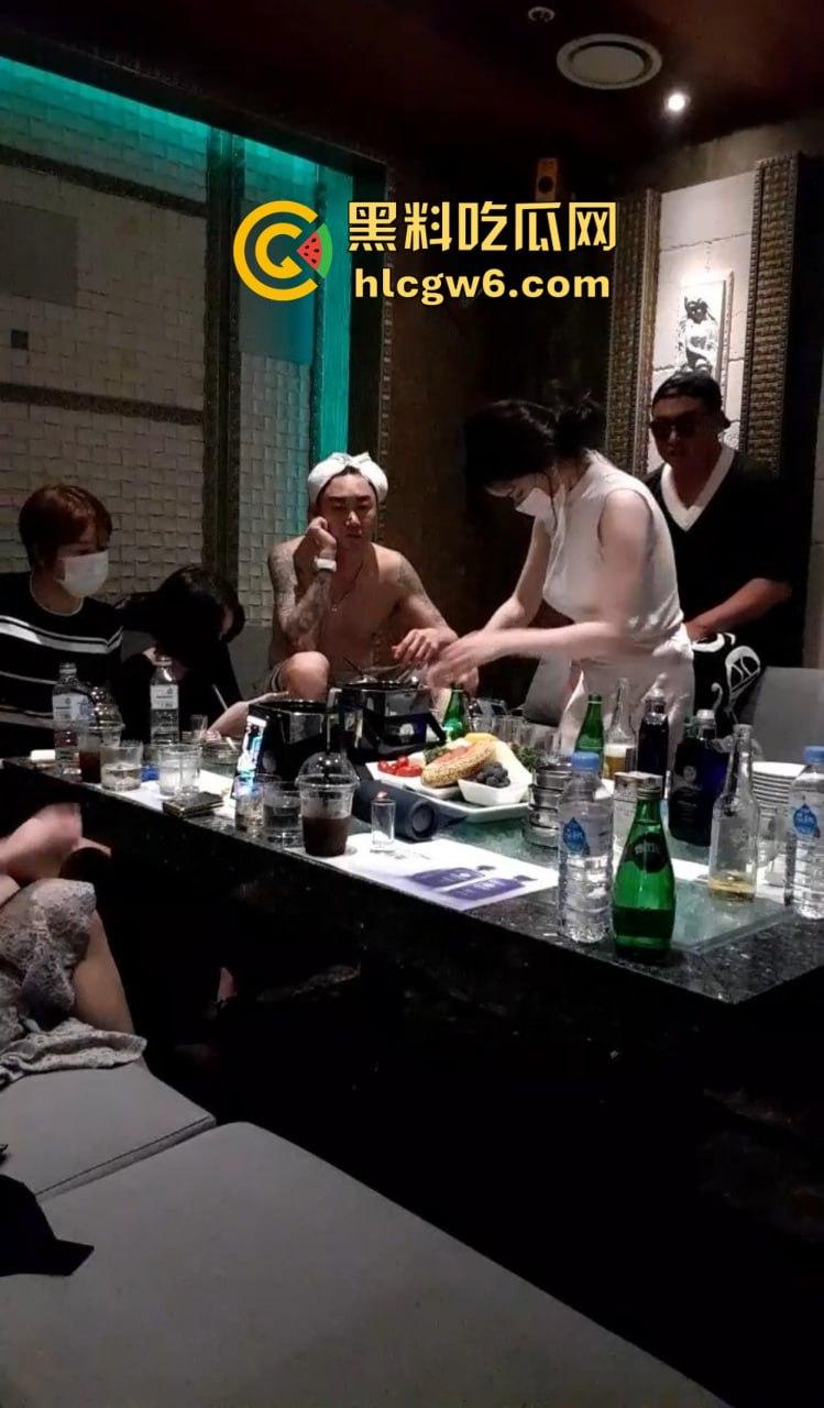 韩国暗黑KTV擦边直播太离谱,36D豪乳坐台妹现场被摸奶扣穴,棒子隔着衣服都要扣出水,再直播估计就现场艹了!-5