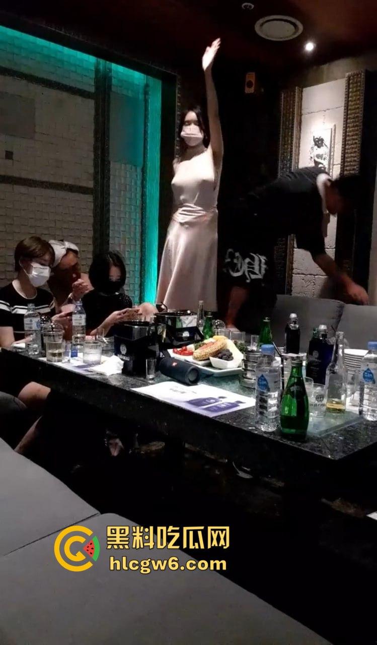 韩国暗黑KTV擦边直播太离谱,36D豪乳坐台妹现场被摸奶扣穴,棒子隔着衣服都要扣出水,再直播估计就现场艹了!-6