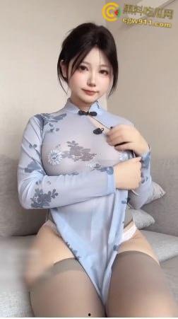 推特极品嫩妹【荒井喵喵】,甜美长相火辣身材,透明旗袍抖奶热舞, 吊带灰丝揉奶诱惑,这颜值和身材都够撸一发了!-4