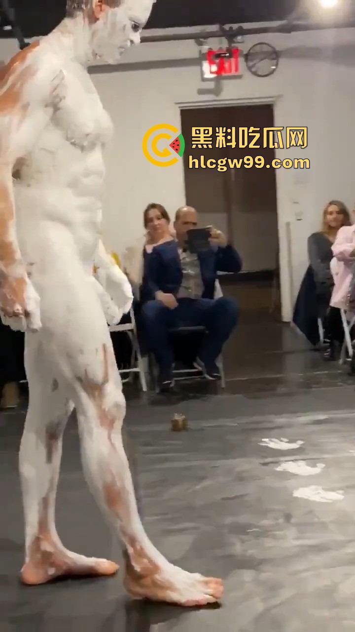 法国艺术圈离谱新高度，16cm大屌男全裸涂满白色液体，用身体狂甩颜料，玩的是真抽象人体艺术？-7