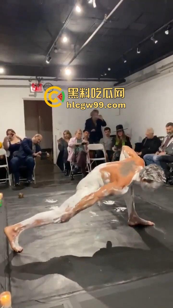 法国艺术圈离谱新高度，16cm大屌男全裸涂满白色液体，用身体狂甩颜料，玩的是真抽象人体艺术？-8