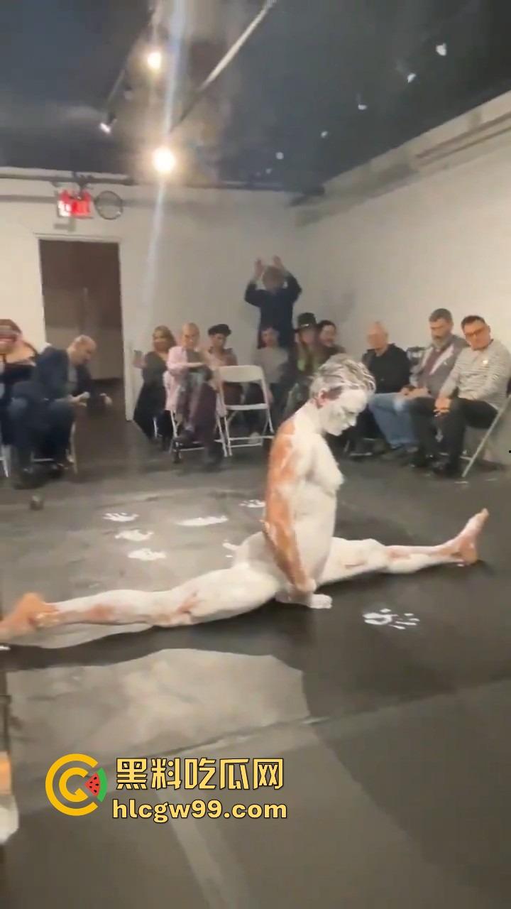 法国艺术圈离谱新高度，16cm大屌男全裸涂满白色液体，用身体狂甩颜料，玩的是真抽象人体艺术？-9