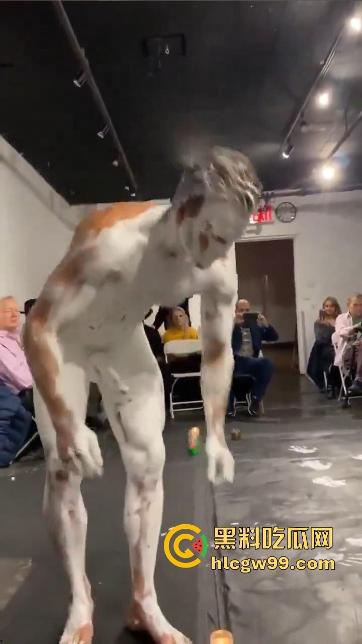 法国艺术圈离谱新高度，16cm大屌男全裸涂满白色液体，用身体狂甩颜料，玩的是真抽象人体艺术？-11