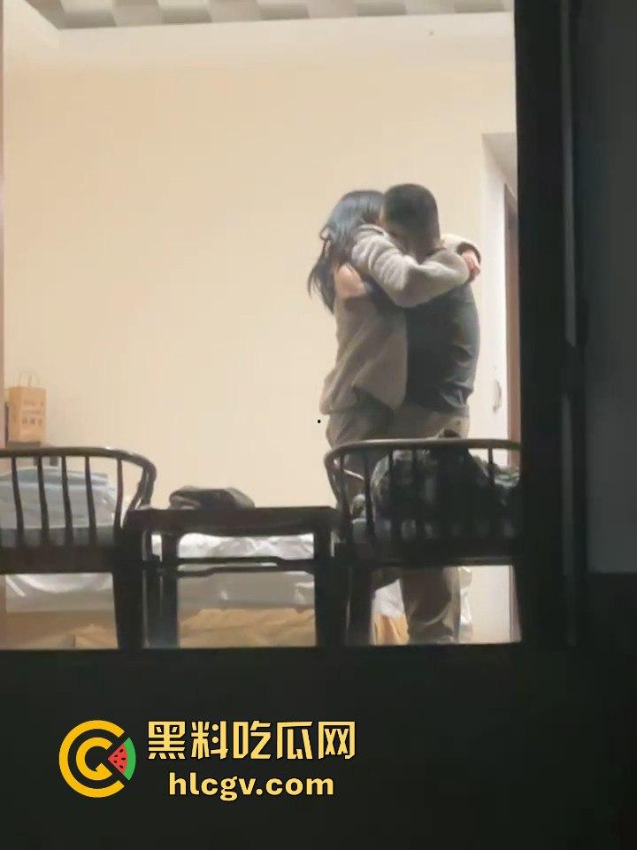 天津现代传媒职业学校马老师带学生写生写进酒店? 还故意不关窗帘,向学生炫耀?不料其他学生拍下发学校网!-6