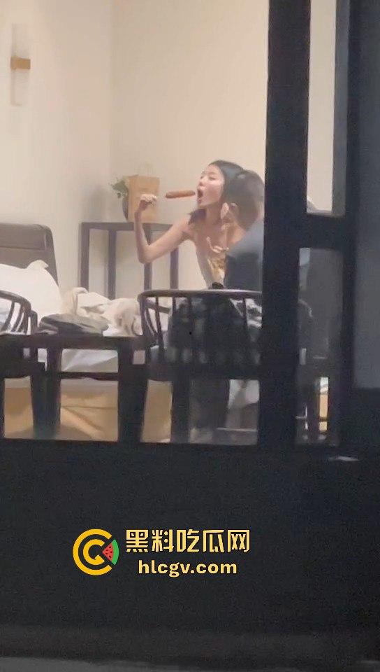 天津现代传媒职业学校马老师带学生写生写进酒店? 还故意不关窗帘,向学生炫耀?不料其他学生拍下发学校网!-7