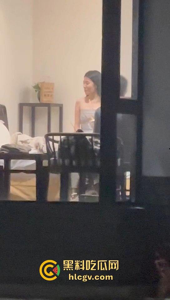 天津现代传媒职业学校马老师带学生写生写进酒店? 还故意不关窗帘,向学生炫耀?不料其他学生拍下发学校网!-10