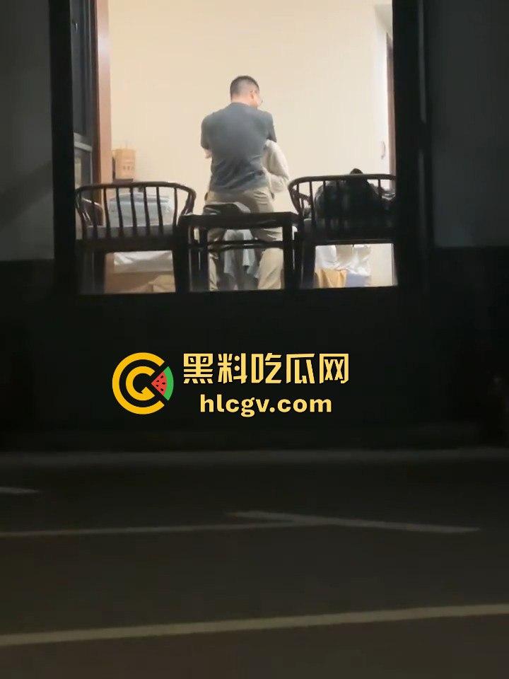 天津现代传媒职业学校马老师带学生写生写进酒店? 还故意不关窗帘,向学生炫耀?不料其他学生拍下发学校网!-11