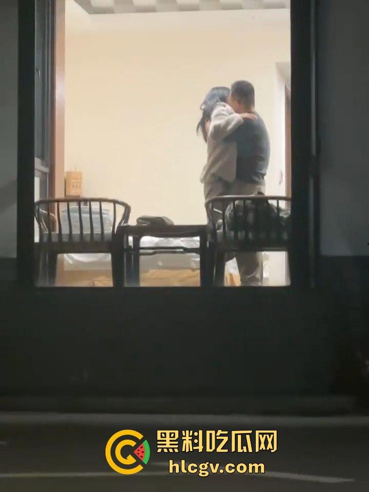 天津现代传媒职业学校马老师带学生写生写进酒店? 还故意不关窗帘,向学生炫耀?不料其他学生拍下发学校网!-13