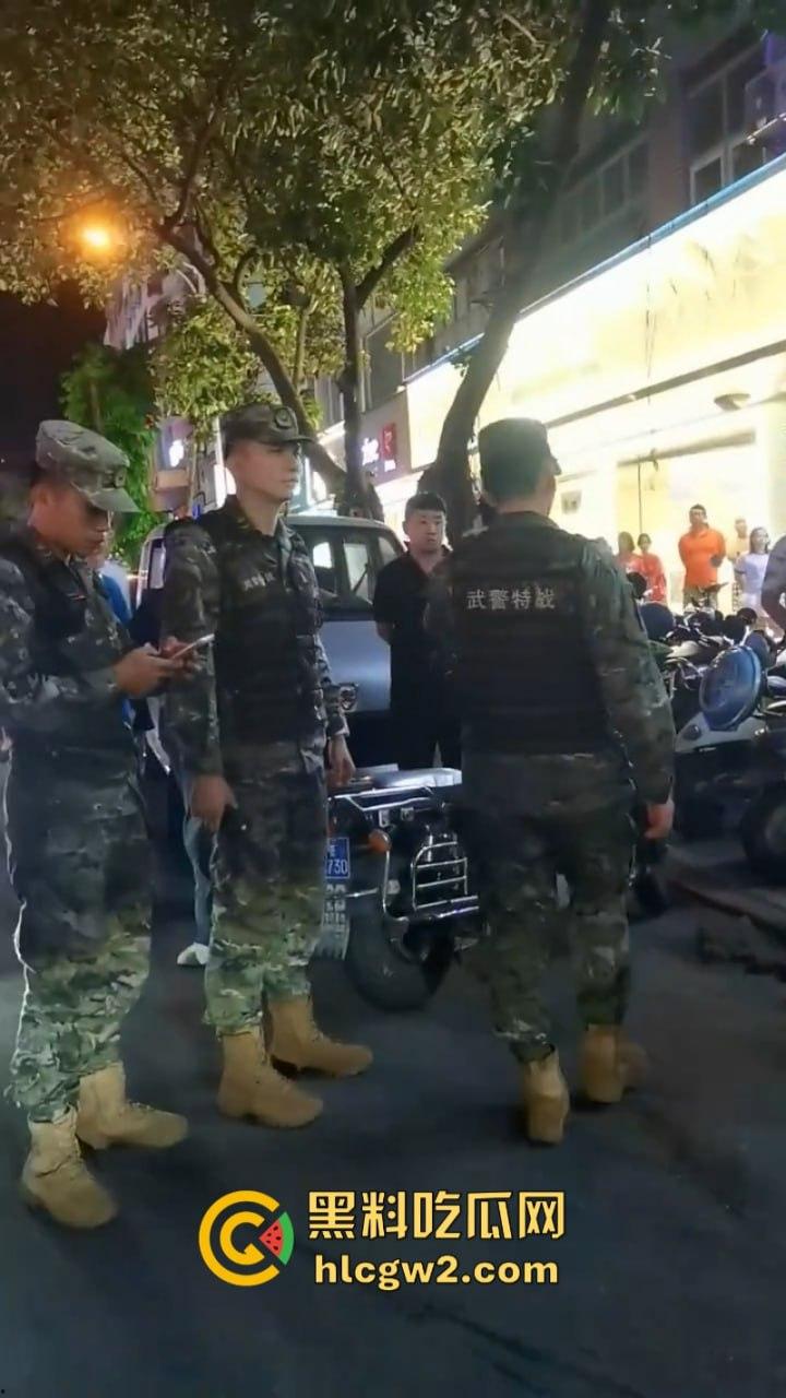 海南三亚商品街多名精神老哥抡棍火当街挥刀 案发现场视频流出 挂了一个？-1