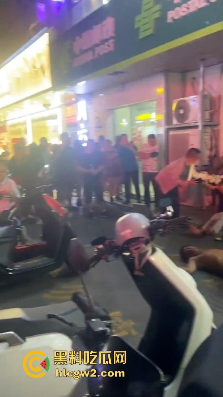 海南三亚商品街多名精神老哥抡棍火当街挥刀 案发现场视频流出 挂了一个？-5