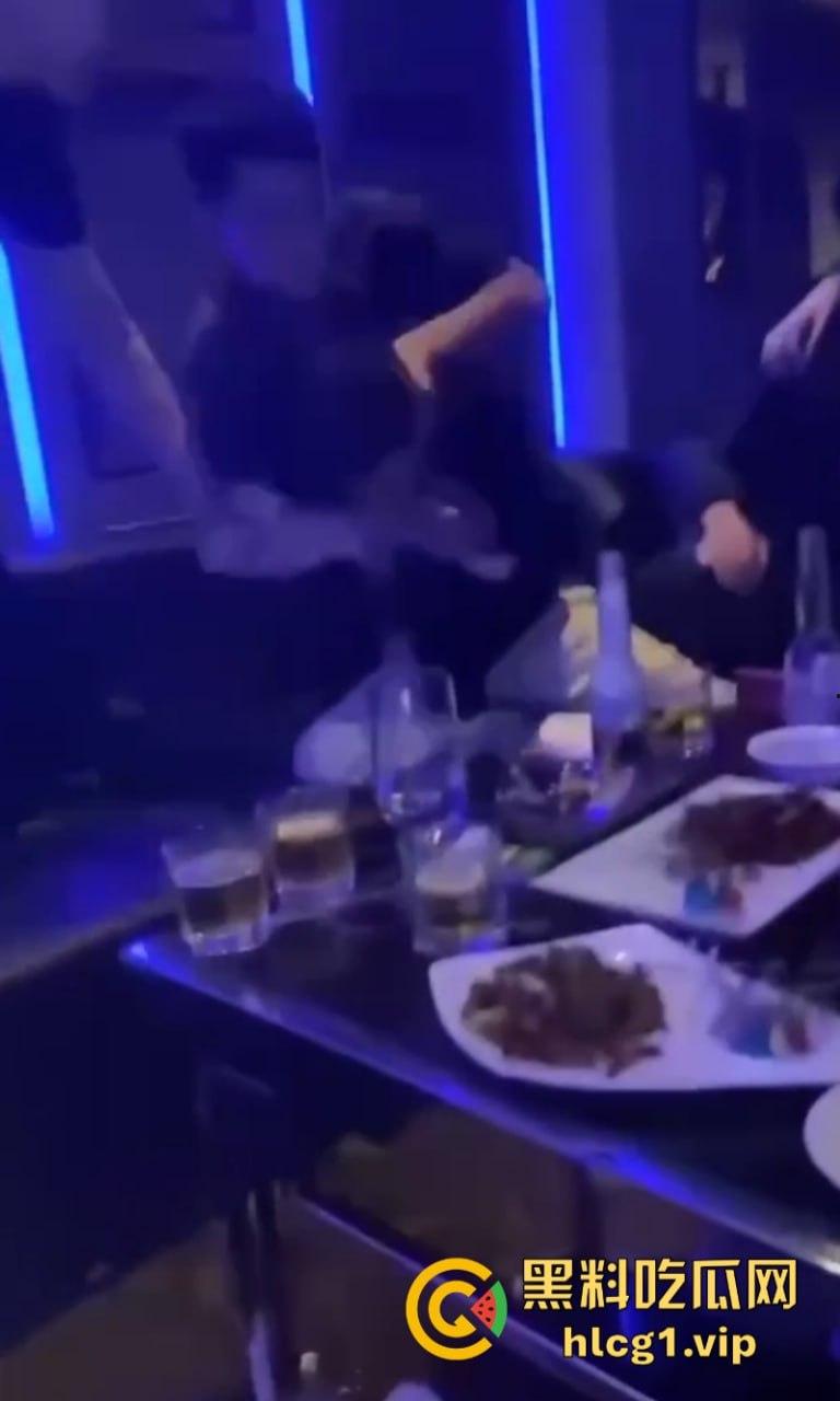 抖音网红【王天缘】青岛砸车 以一敌三事件持续升级!王天缘录制视频声称找斩虎陪葬!-8