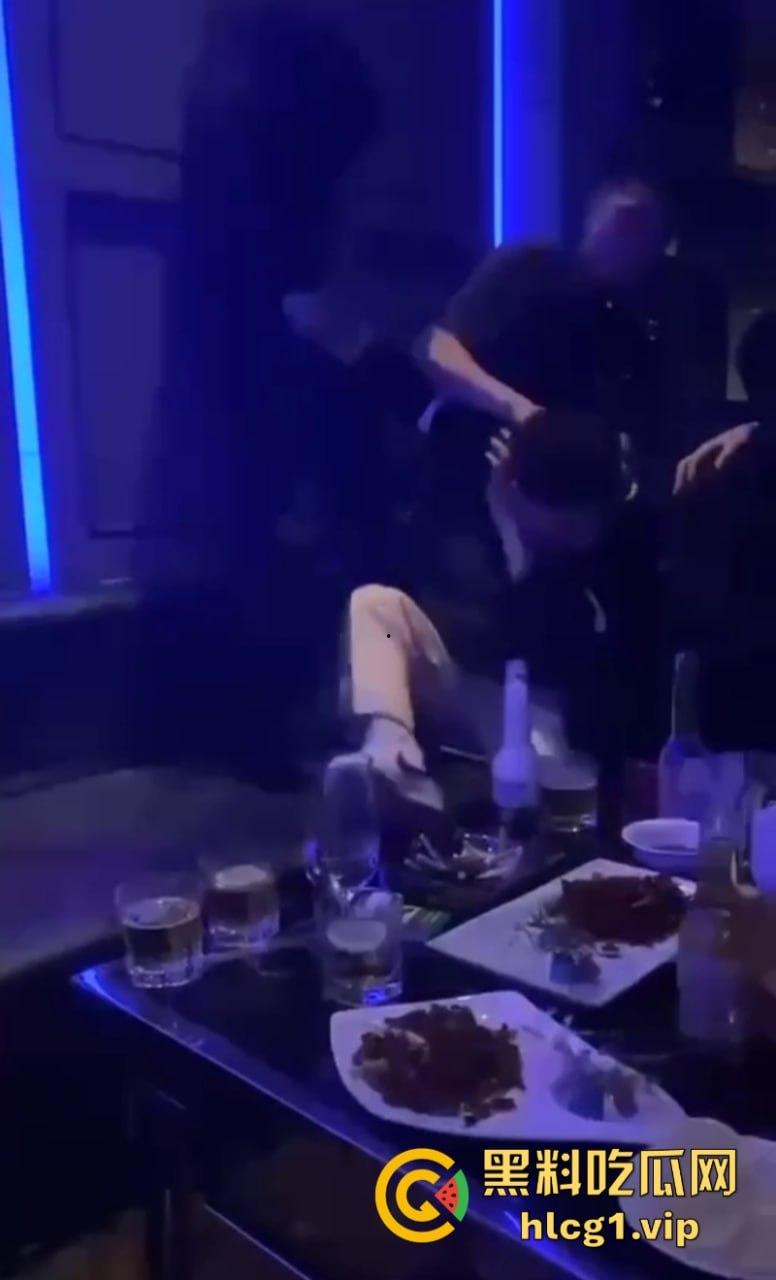 抖音网红【王天缘】青岛砸车 以一敌三事件持续升级!王天缘录制视频声称找斩虎陪葬!-10