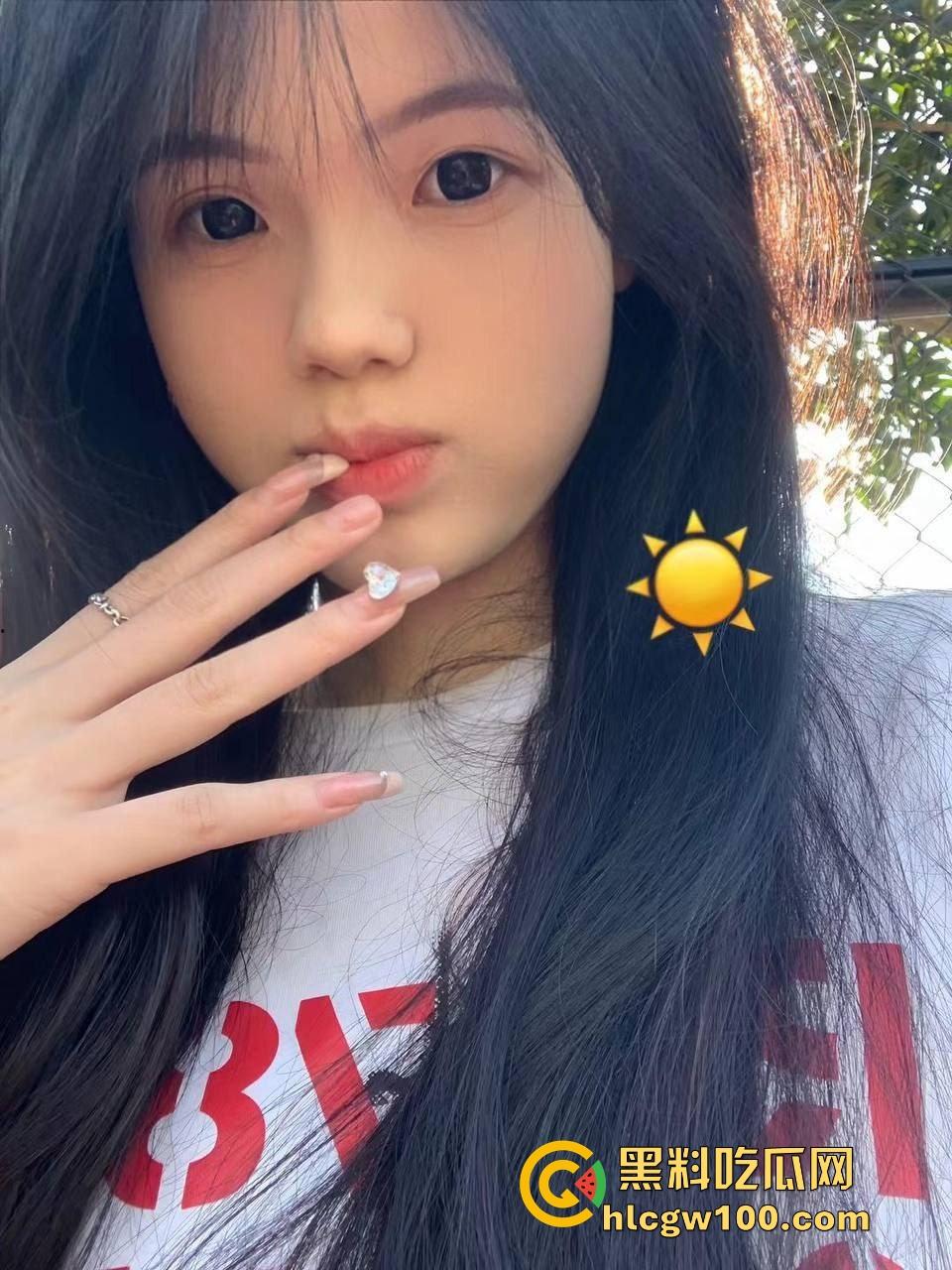 大神成功拿下00后长腿清纯嫩妹，粉嫩制服小套装修长美腿，看似初恋脸小白兔，等着调教成胯下骚母狗！-1