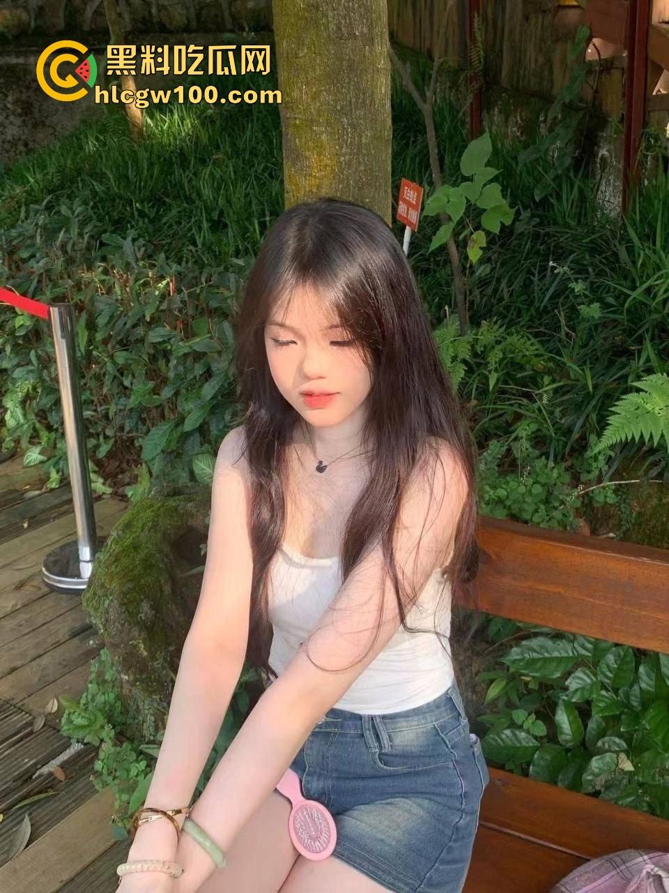 大神成功拿下00后长腿清纯嫩妹，粉嫩制服小套装修长美腿，看似初恋脸小白兔，等着调教成胯下骚母狗！-3