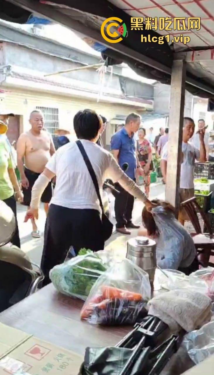 女子为在商贩摊上多吃几颗阳光玫瑰 竟拿剪刀捅人！-2