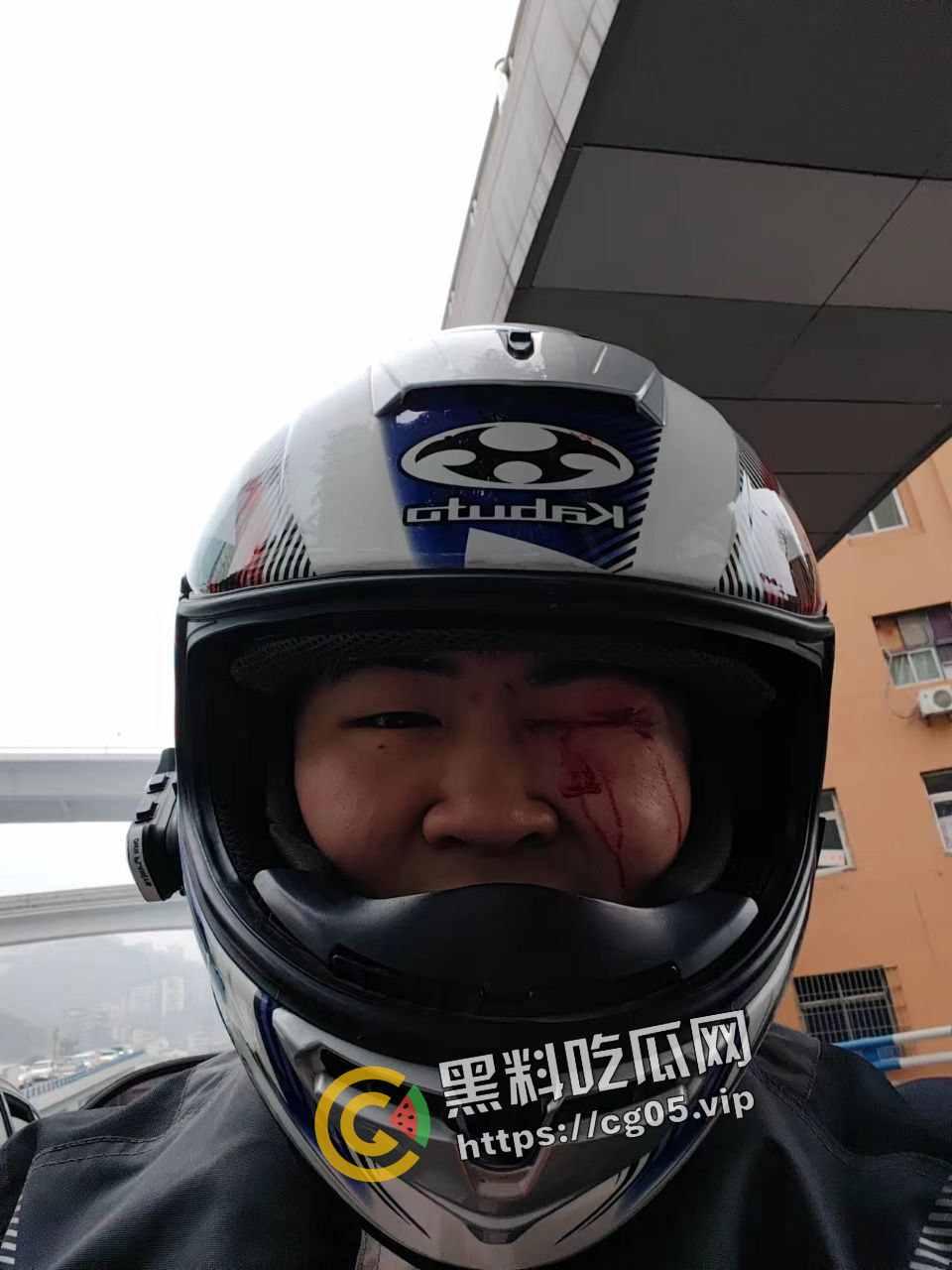 新年遇贵人！重庆渝中摩托佬莫名其妙被奥迪别车三次还挨打 事后律师表示不会少于五万 挨打挨出来一辆新摩托-5