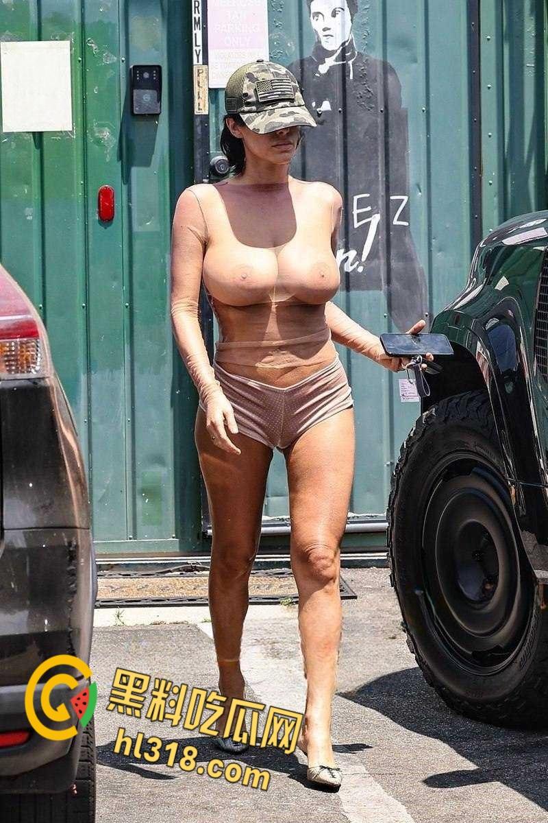 侃爷洛杉矶带老婆比安卡Bianca Censori逛街,透视装露极品豪乳,曼妙身姿白嫩巨乳清晰可见!!-2