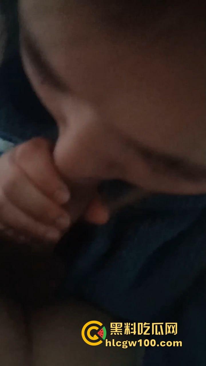 兰州大学反差母狗【李妍柔】调教视频曝光，调教成了吃鸡好手 鸡巴套子，内容劲爆！！-10