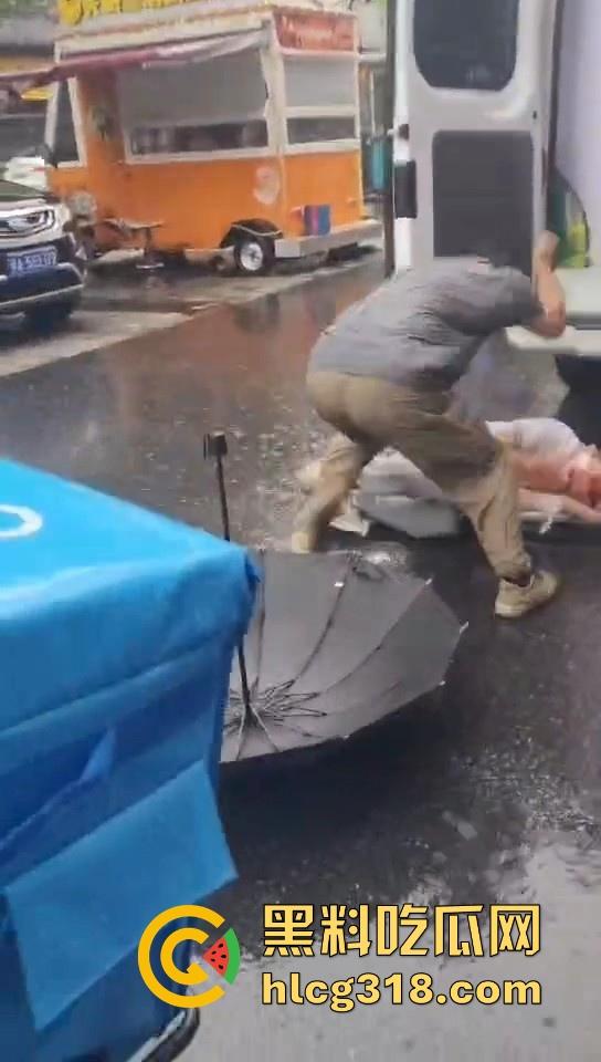 武汉江堤街持刀伤人，41岁嫌疑人张某持水果刀当着警察面捅杀被害人，也是够牛逼的！-5