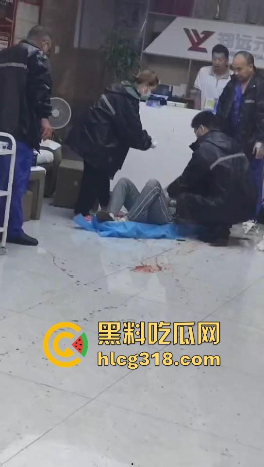 武汉江堤街持刀伤人，41岁嫌疑人张某持水果刀当着警察面捅杀被害人，也是够牛逼的！-9