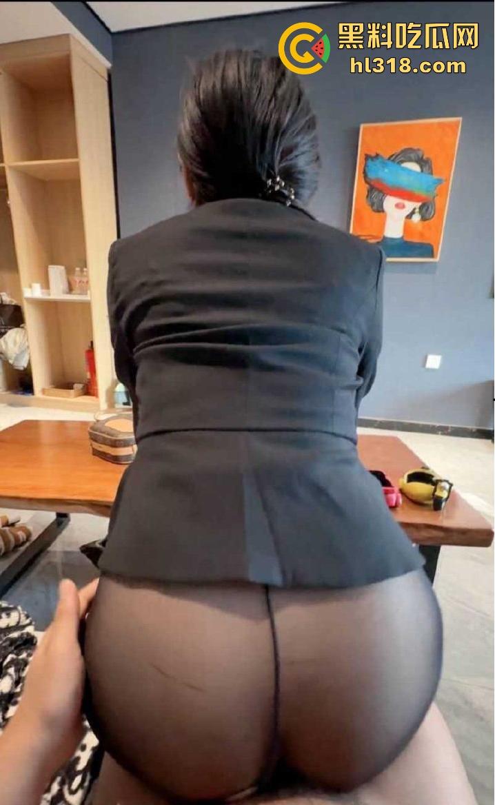 与兄弟老婆约会，兄弟突然打来电话骚母狗竟然接着电话吞吐鸡巴，精彩程度堪比网黄福利！-3