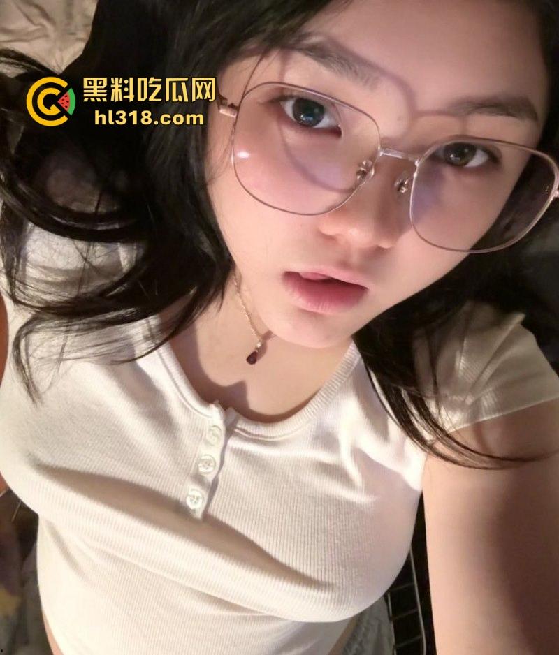 杭州师范大学【魏雪】反差母狗户外极限露出， 圆软巨乳粉嫩肥穴淫水狂流，纯纯的反差肉便器！-1